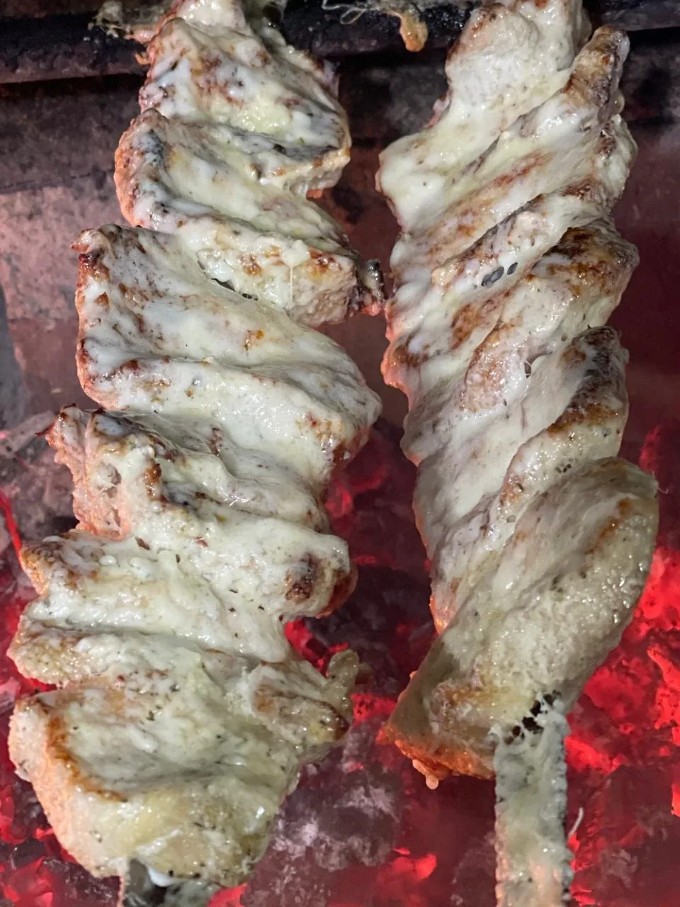 Espetos de Lombo com Queijo com parmesão derretido na brasa