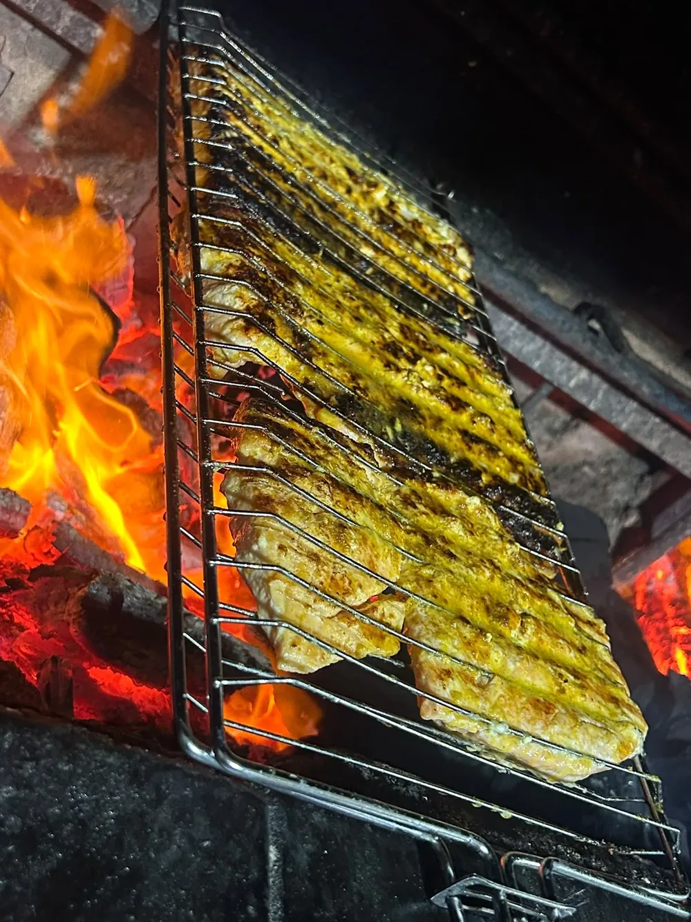 Salmão no maracujá na grelha, sobre a brasa